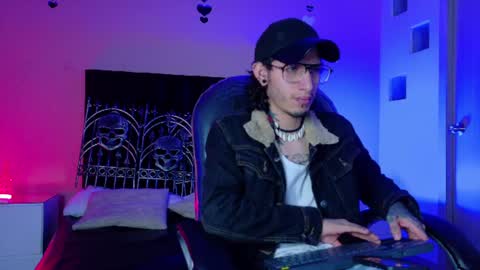 vergil_noir online show from June 16, 4:37 am