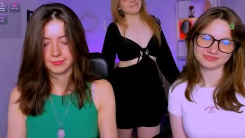 Snapshot of veronica_bubble chatting on June 23, 7:34 pm Ronni online show from June 23, 7:34 pm