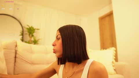 Snapshot of veronica_mendez1 chatting on December 17, 11:17 am Veronica online show from December 17, 11:17 am