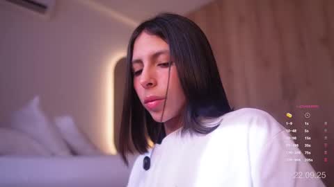 Snapshot of veronica_mendez1 chatting on September 22, 1:24 pm Veronica online show from September 22, 1:24 pm