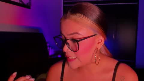 Snapshot of veronicabrown_xxx chatting on March 23, 4:16 am Vero online show from March 23, 4:16 am