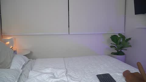 Snapshot of veroniqe_lounge chatting on January 24, 3:00 am V A L help me reach 100likes online show from January 24, 3:00 am