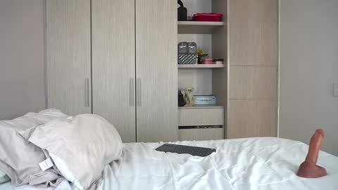 Snapshot of veroniqe_lounge chatting on March 4, 6:29 pm V A L help me reach 100likes online show from March 4, 6:29 pm