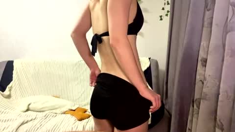 Snapshot of vertiegartrell chatting on August 3, 9:51 pm Lina online show from August 3, 9:51 pm