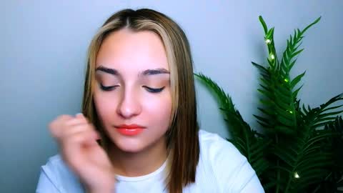 Snapshot of veryveryshygirl chatting on January 5, 5:27 pm Ana online show from January 5, 5:27 pm