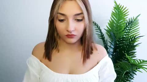 Snapshot of veryveryshygirl chatting on February 19, 1:29 pm Ana online show from February 19, 1:29 pm