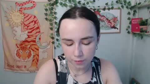 Snapshot of veryveryvery_shy chatting on June 20, 5:43 am veryveryvery_shy online show from June 20, 5:43 am
