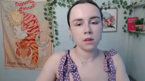 Snapshot of veryveryvery_shy chatting on June 22, 5:48 am veryveryvery_shy online show from June 22, 5:48 am