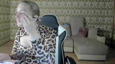 vi_luxxxy online show from May 7, 2:06 am