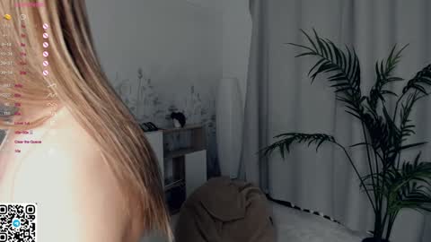 Snapshot of vibes_of_joy chatting on December 9, 8:23 pm Mikky online show from December 9, 8:23 pm