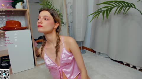 Snapshot of vibes_of_joy chatting on February 4, 7:07 am Mikky online show from February 4, 7:07 am