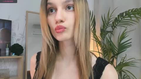 Snapshot of vibes_of_joy chatting on March 3, 11:22 am Mikky online show from March 3, 11:22 am