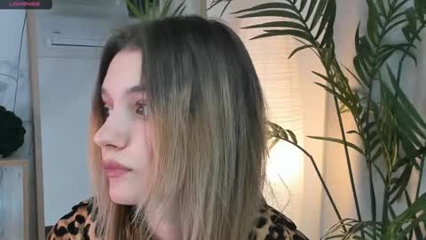 Snapshot of vibes_of_joy chatting on March 7, 11:07 am Mikky online show from March 7, 11:07 am