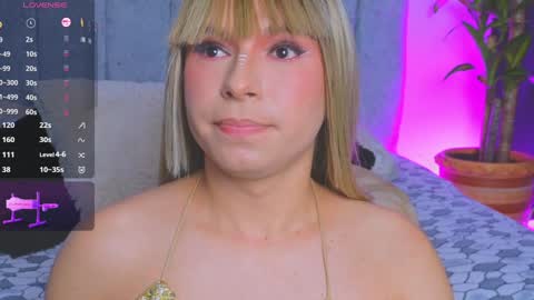 Snapshot of vicky_hot_x chatting on December 12, 7:04 pm online show from December 12, 7:04 pm