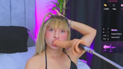 Snapshot of vicky_hot_x chatting on December 20, 2:52 am online show from December 20, 2:52 am