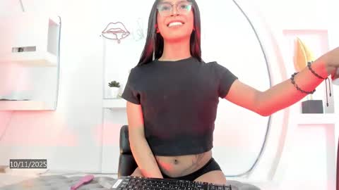 Snapshot of vicky_hottman chatting on November 11, 4:23 am vicky_hottman online show from November 11, 4:23 am