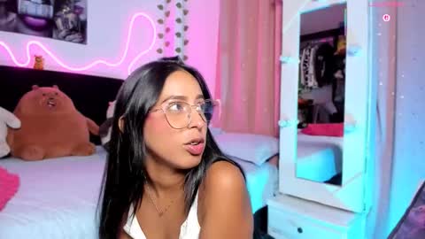 Snapshot of vickysth1 chatting on November 23, 1:05 am VICTORIA 3 online show from November 23, 1:05 am