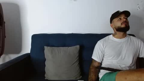 Snapshot of vicno_couple chatting on April 14, 2:17 am david and emma online show from April 14, 2:17 am