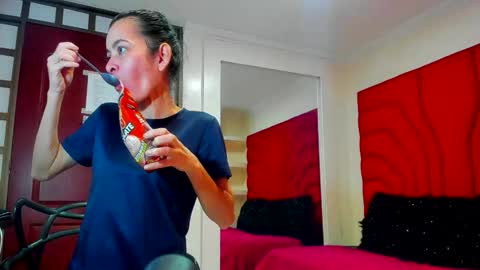 Snapshot of victoria__grey_ chatting on May 29, 9:13 pm Victoria grey online show from May 29, 9:13 pm