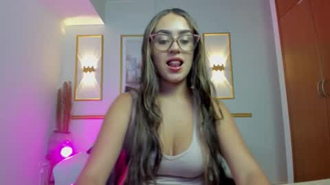 V I C T O R I A  online show from March 17, 2:16 am