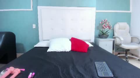 Snapshot of victoria_cutee chatting on June 19, 1:37 pm online show from June 19, 1:37 pm
