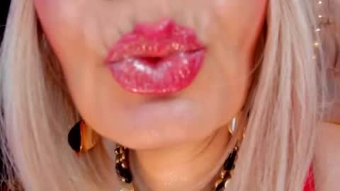 diorvictoria9 online show from December 19, 6:45 pm