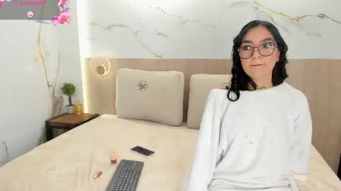 Snapshot of victoria_hokings chatting on June 8, 5:02 pm Victoria H online show from June 8, 5:02 pm