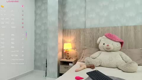 Snapshot of victoria_pachon chatting on May 2, 6:57 pm victoria_pachon online show from May 2, 6:57 pm