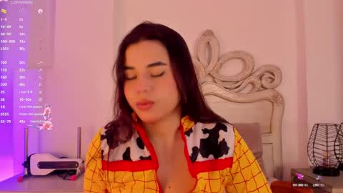 Snapshot of victoria_vallejo chatting on February 6, 11:32 am victoria  online show from February 6, 11:32 am