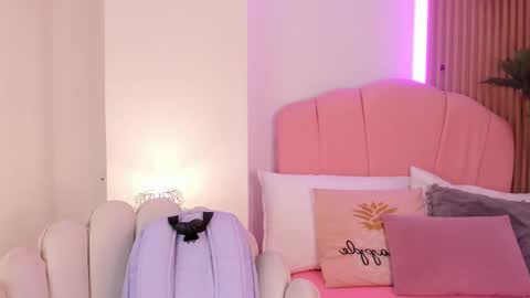 Snapshot of victoria_vallejo chatting on December 4, 11:30 am victoria online show from December 4, 11:30 am