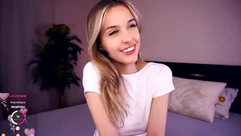 Snapshot of victoriadreamtt chatting on October 3, 7:44 pm Anasteisha Day Helen Night online show from October 3, 7:44 pm