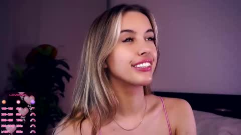 Snapshot of victoriadreamtt chatting on October 14, 7:47 pm Anasteisha Day Helen Night online show from October 14, 7:47 pm