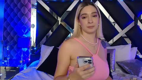 Snapshot of victtoria_lee chatting on May 15, 10:50 pm victtoria lee online show from May 15, 10:50 pm