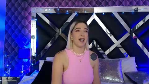 Snapshot of victtoria_lee chatting on June 5, 9:31 pm victtoria lee online show from June 5, 9:31 pm