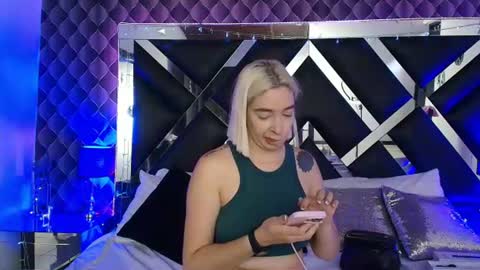 Snapshot of victtoria_lee chatting on July 21, 7:38 pm victtoria lee online show from July 21, 7:38 pm