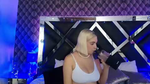 Snapshot of victtoria_lee chatting on July 23, 9:13 pm victtoria lee online show from July 23, 9:13 pm