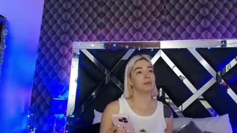 Snapshot of victtoria_lee chatting on July 27, 7:21 pm victtoria lee online show from July 27, 7:21 pm