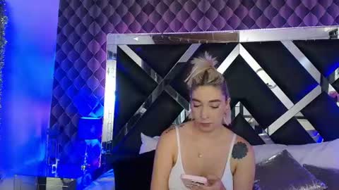 Snapshot of victtoria_lee chatting on July 28, 7:39 pm victtoria lee online show from July 28, 7:39 pm