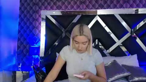Snapshot of victtoria_lee chatting on July 29, 7:23 pm victtoria lee online show from July 29, 7:23 pm