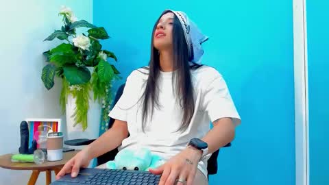 viictoriiasaenz online show from March 2, 7:15 am