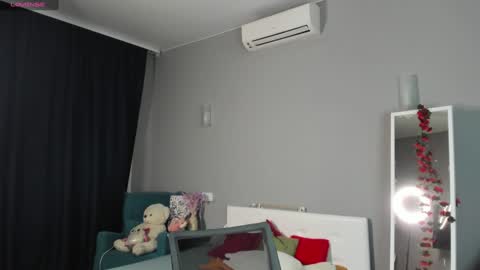 Snapshot of vikky_krauss chatting on December 2, 3:04 am Hello guys I am Vikky Krauss not Vicky online show from December 2, 3:04 am
