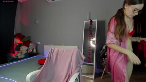 Snapshot of vikky_krauss chatting on December 3, 3:09 am Hello guys I am Vikky Krauss not Vicky online show from December 3, 3:09 am