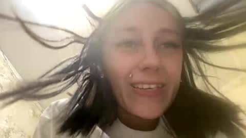 Snapshot of viktoria9898 chatting on May 8, 11:21 pm Sweett online show from May 8, 11:21 pm