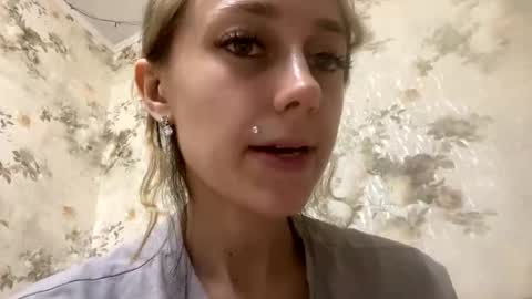 Snapshot of viktoria9898 chatting on May 15, 11:34 pm Sweett online show from May 15, 11:34 pm