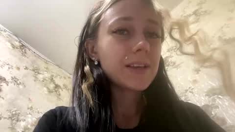 Snapshot of viktoria9898 chatting on May 18, 12:18 am Sweett online show from May 18, 12:18 am
