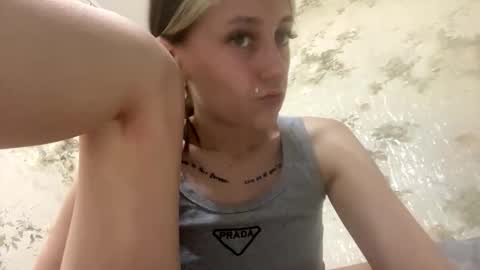 Snapshot of viktoria9898 chatting on May 25, 11:11 pm Sweett online show from May 25, 11:11 pm