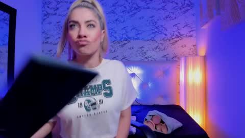 Snapshot of viktoria_davis_ chatting on January 20, 9:11 pm Viktoria online show from January 20, 9:11 pm