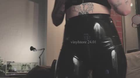 Snapshot of vinylstore chatting on January 24, 8:00 pm Diva Silvia online show from January 24, 8:00 pm