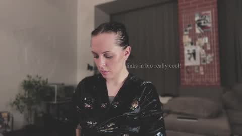 Snapshot of vinylstore chatting on January 25, 4:24 pm Diva Silvia online show from January 25, 4:24 pm