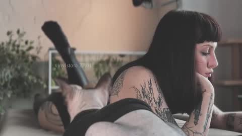 Snapshot of vinylstore chatting on January 27, 8:07 am Diva Silvia online show from January 27, 8:07 am